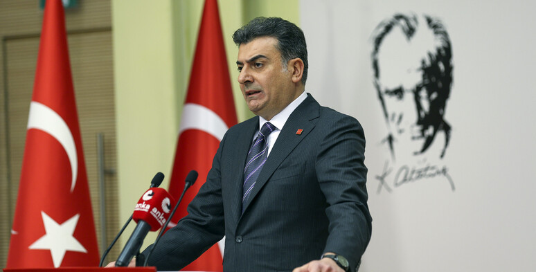 CHP’den 81 İlde Büyük Saha Hamlesi CHP Sözcüsü Zeynel Emre, Parti Meclisi toplantısı sonrası yaptığı açıklamada
