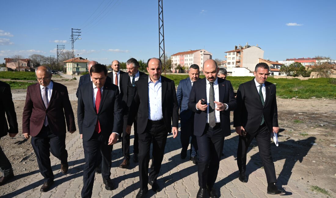 Konya’da Kentsel Dönüşüm ve Çarşıda Yoğun Mesai Konya Büyükşehir Belediye Başkanı Uğur İbrahim Altay, Akçeşme Mahallesi’nde yürütülen