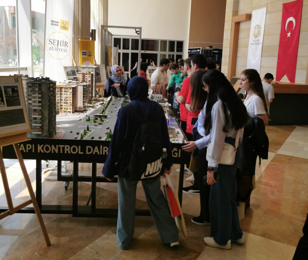 Konya’da Kariyer Fuarında Şehir Estetiği Vurgusu Konya Büyükşehir Belediyesi Şehir Estetiği Atölyesi, Selçuk Üniversitesi’nde düzenlenen Bölgesel