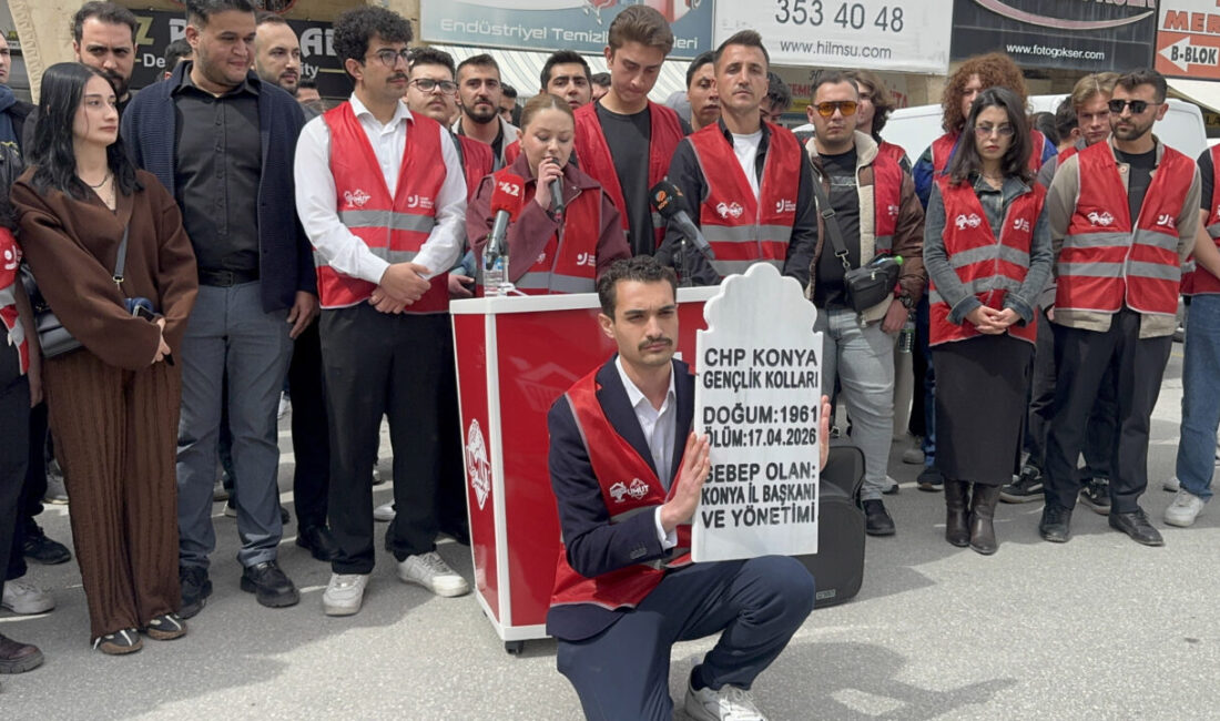 CHP Konya İl Binası Önünde Protesto CHP Konya İl Başkanlığı önünde toplanan gençlik kolları üyeleri, görevden