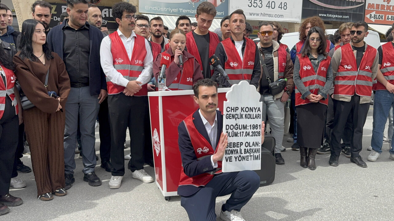 CHP Konya İl Başkanlığı önünde toplanan gençlik kolları üyeleri, görevden