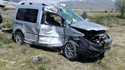 Karapınar’da Feci Kaza: Otomobil Sürücüsü Hayatını Kaybetti Konya’nın Karapınar ilçesinde TIR ile otomobilin çarpıştığı kazada sürücü Hamdi