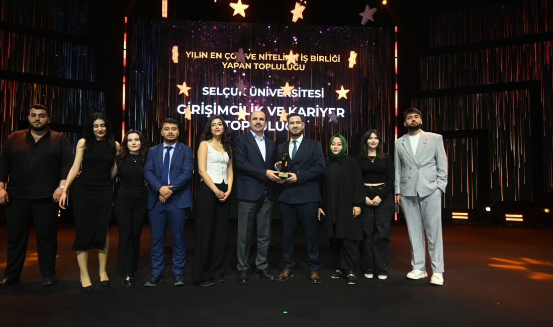 Konya’da Gençlik Ödülleri Sahiplerini Buldu Konya Büyükşehir Belediyesi Gençlik Meclisi tarafından düzenlenen Topluluk Ödülleri programı