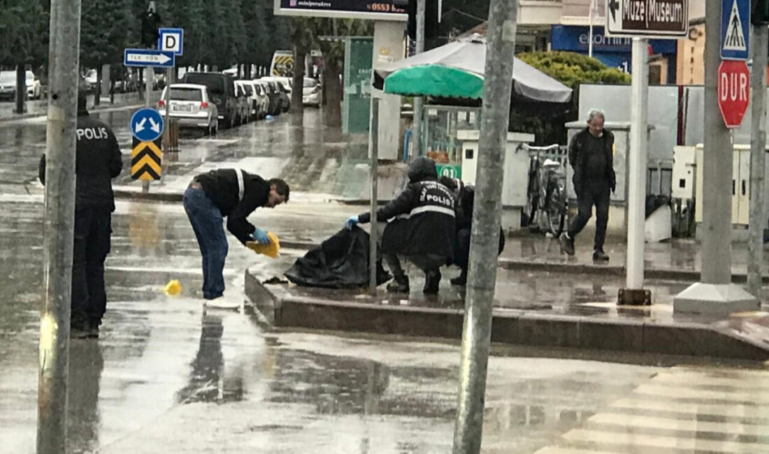 Ereğli’de Kuyumcu Soygunu: Kaza Yapan Şüpheliler Altınları Bırakıp Kaçtı Konya Ereğli’de kuyumcuya giren 4 şüpheli kısa sürede altın ve