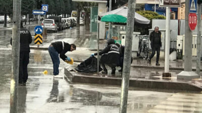 Konya Ereğli’de kuyumcuya giren 4 şüpheli kısa sürede altın ve
