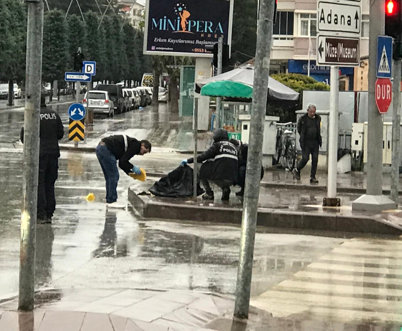 Konya Ereğli’de kuyumcuya giren 4 şüpheli kısa sürede altın ve
