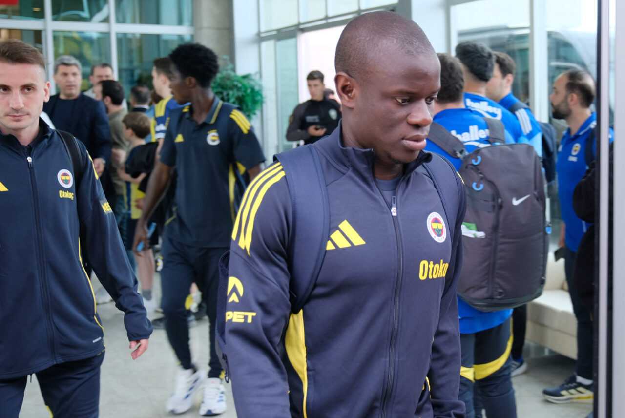 Fenerbahçe Konya’da: Şampiyonluk Yolunda Kritik Randevu Öncesi Sessiz Karşılama Süper Lig'in 33. haftasında deplasmanda Konyaspor ile karşılaşacak olan Fenerbahçe,