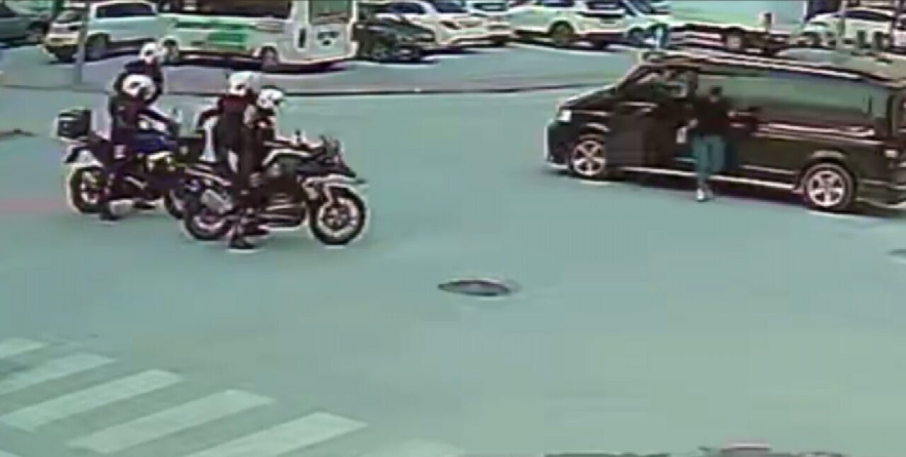 Konya’da trafikte boğazına yiyecek kaçan sürücü, yardım istediği yunus polislerinin
