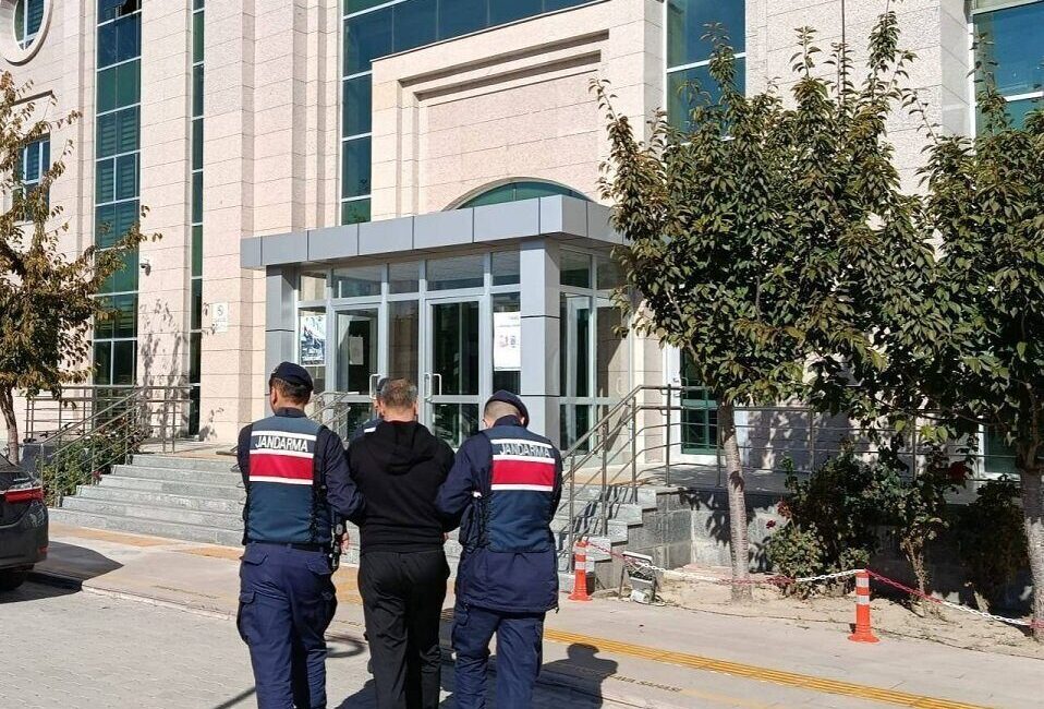 Konya’da Tarım İşçilerinin Silahlı Kavgasında Kan Aktı: 1 Ölü, 1 Yaralı Konya Çumra'da tarım işçileri arasında çıkan silahlı kavgada Afganistan uyruklu