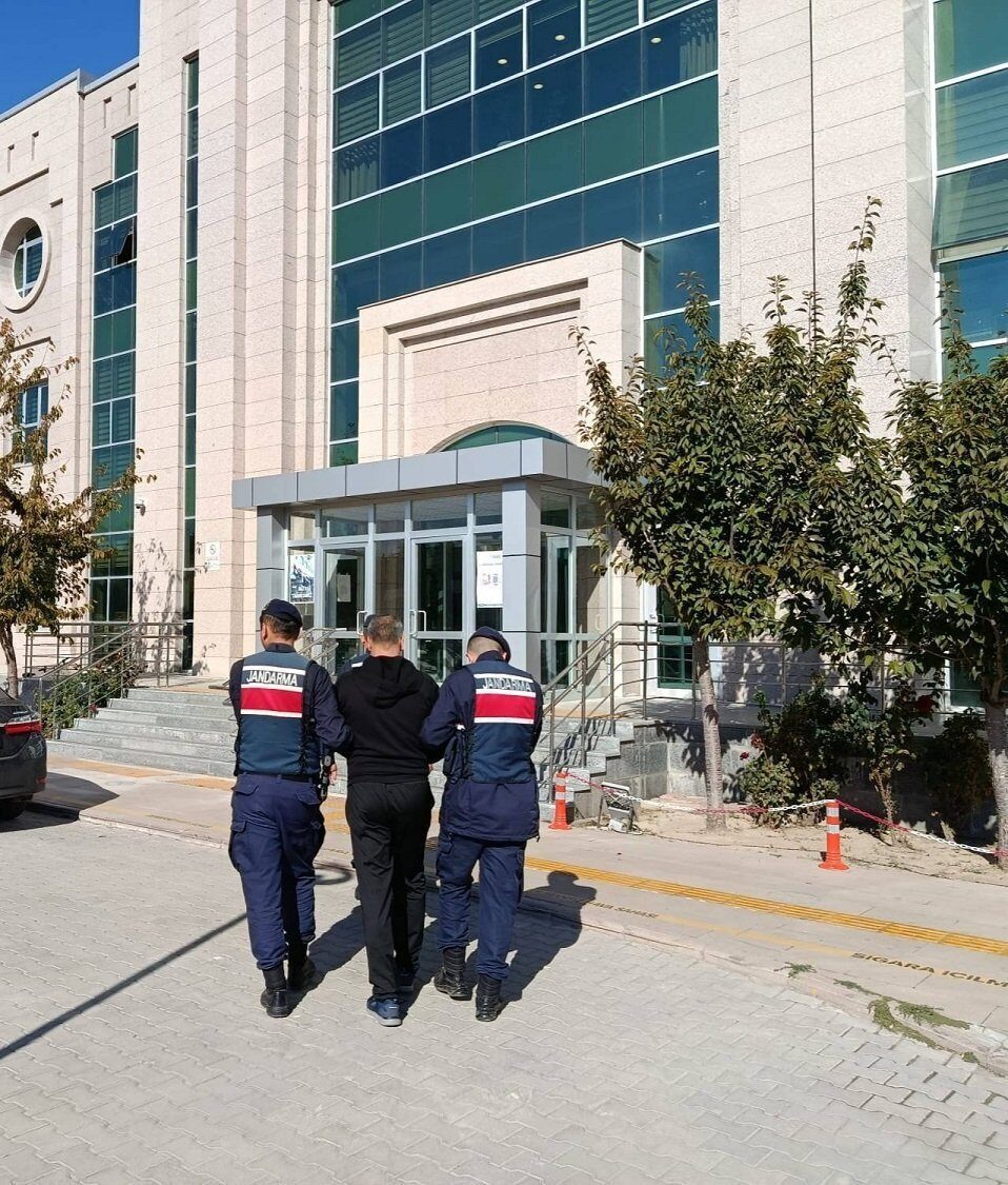 Konya’da Tarım İşçilerinin Silahlı Kavgasında Kan Aktı: 1 Ölü, 1 Yaralı Konya Çumra'da tarım işçileri arasında çıkan silahlı kavgada Afganistan uyruklu