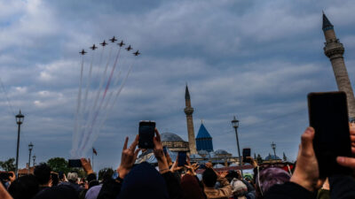 Konya’da Teşrif-i Mevlana Coşkusu: Türk Yıldızları’ndan Nefes Kesen Gösteri Hazreti Mevlana ve ailesinin Konya’ya teşrif etmesinin 798. yıl dönümü,
