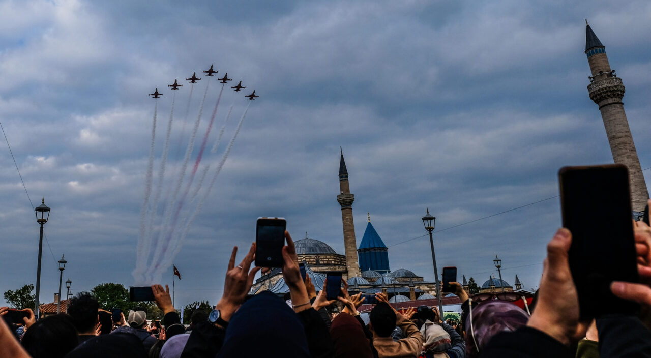 Konya’da Teşrif-i Mevlana Coşkusu: Türk Yıldızları’ndan Nefes Kesen Gösteri Hazreti Mevlana ve ailesinin Konya’ya teşrif etmesinin 798. yıl dönümü,