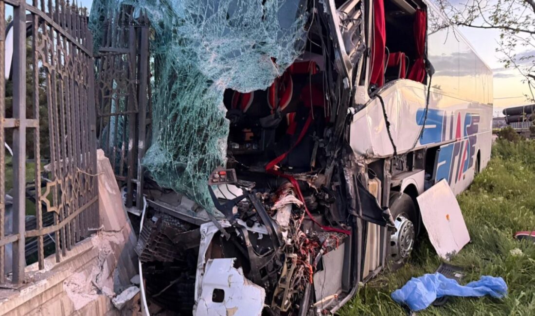 Konya’da Yolcu Otobüsü TIR’a Çarptı: Şoför Hayatını Kaybetti, 8 Yaralı Konya’da sabaha karşı Yeni İstanbul Caddesi’nde yürek yakan bir kaza
