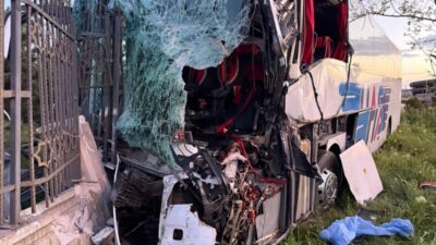 Konya’da Yolcu Otobüsü TIR’a Çarptı: Şoför Hayatını Kaybetti, 8 Yaralı Konya’da sabaha karşı Yeni İstanbul Caddesi’nde yürek yakan bir kaza