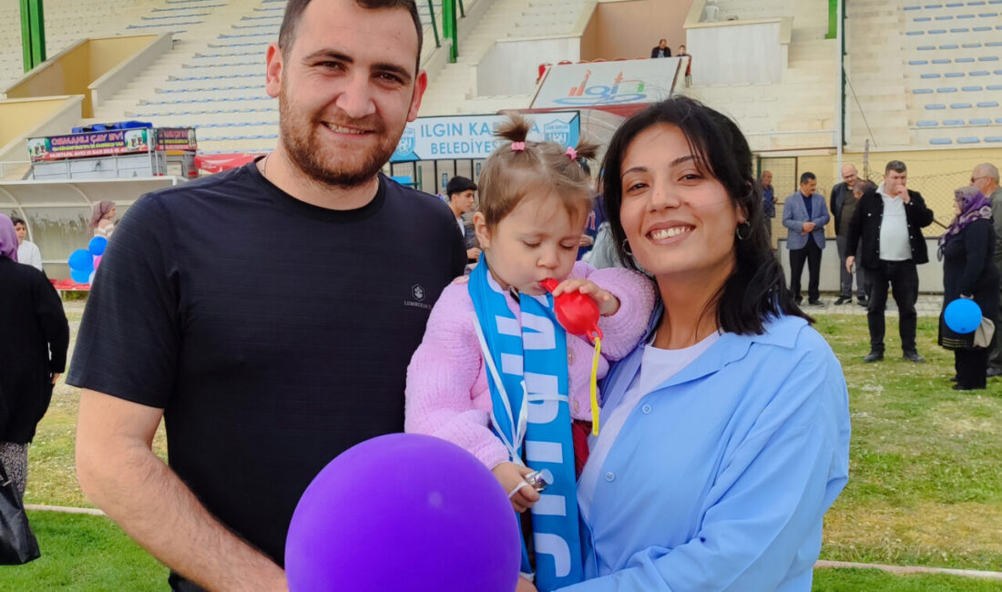 Minik Umay Kanseri Yendi, İlçe Tek Yürek Oldu Konya Ilgın’da kanseri yenen 2 yaşındaki Hatice Umay için stadyumda