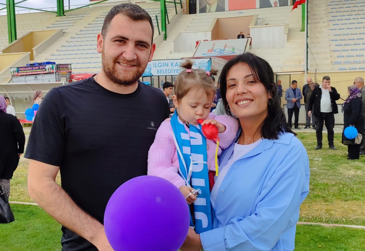 Konya Ilgın’da kanseri yenen 2 yaşındaki Hatice Umay için stadyumda