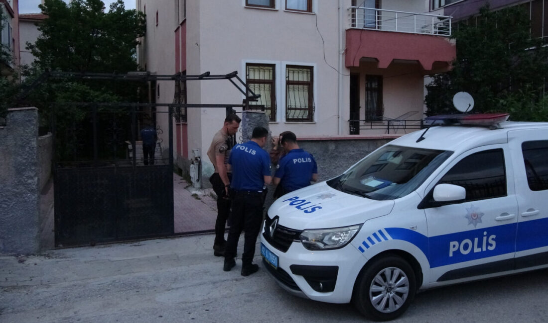 Konya’da Uzaklaştırma Kararını İhlal Eden Koca Eşini Boynundan Bıçakladı Konya'nın Selçuklu ilçesinde uzaklaştırma kararına rağmen eve gelen şahıs, tartıştığı