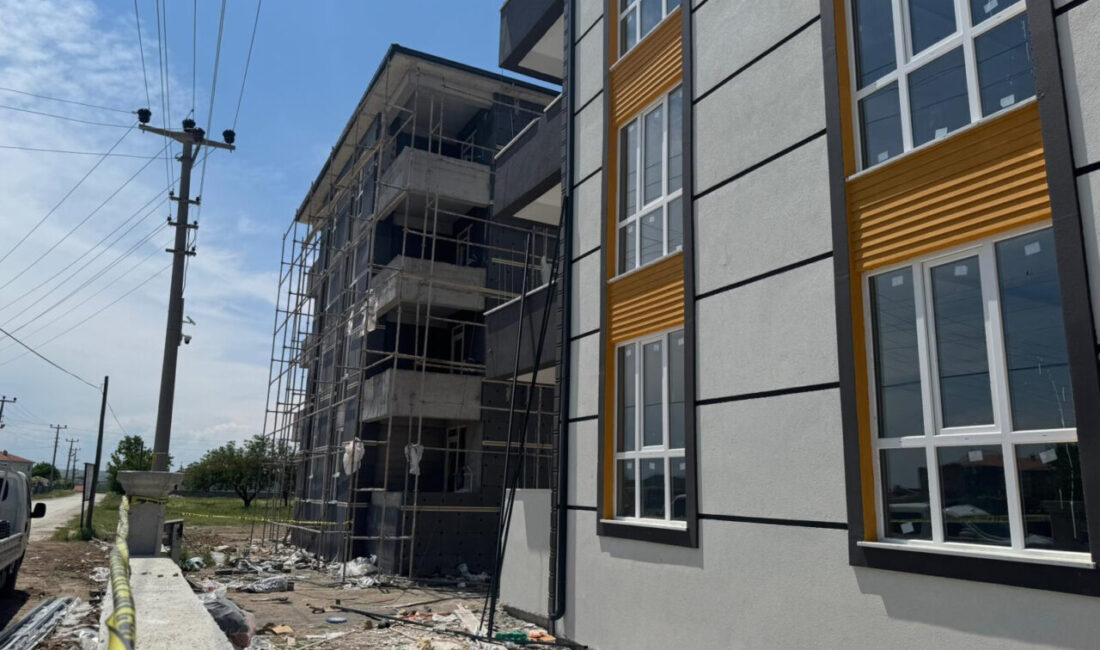 Kulu’da İnşaatta Elektrik Akımına Kapılıp 4. Kattan Düşen İşçi Ağır Yaralandı Konya'nın Kulu ilçesinde inşaat demirlerinin elektrik tellerine temas etmesiyle akıma