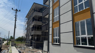 Konya'nın Kulu ilçesinde inşaat demirlerinin elektrik tellerine temas etmesiyle akıma