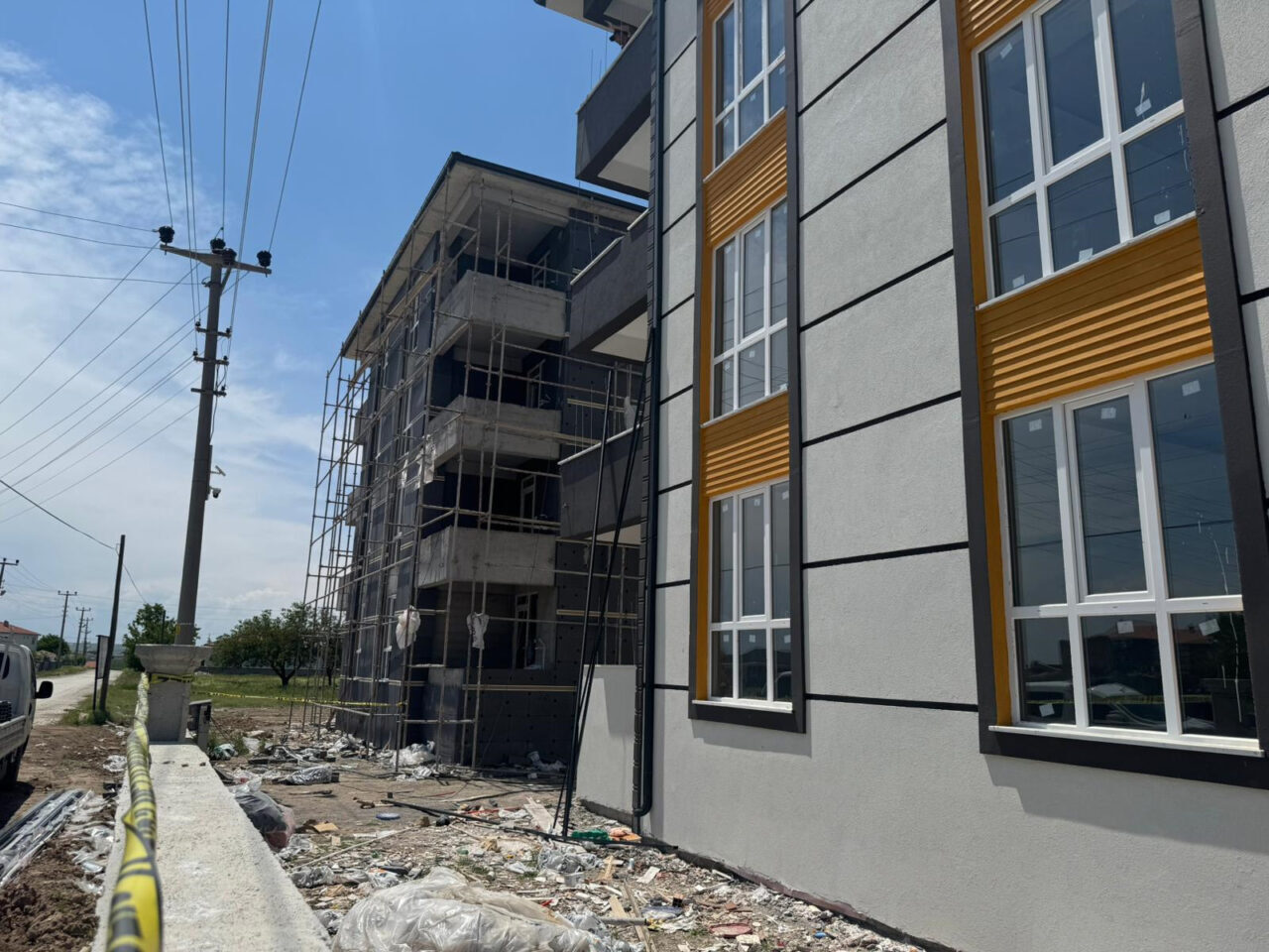 Konya'nın Kulu ilçesinde inşaat demirlerinin elektrik tellerine temas etmesiyle akıma