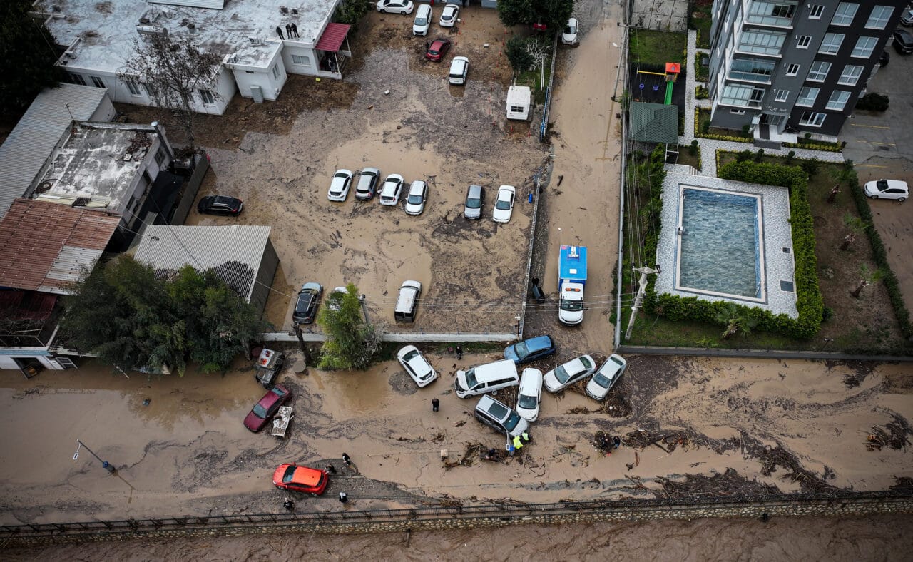 Mersin’de etkili olan sağanak yağış dere taşkınlarına ve su baskınlarına