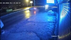 Osmaniye’nin Düziçi ilçesinde yağış nedeniyle kontrolden çıkan otomobil önce refüje