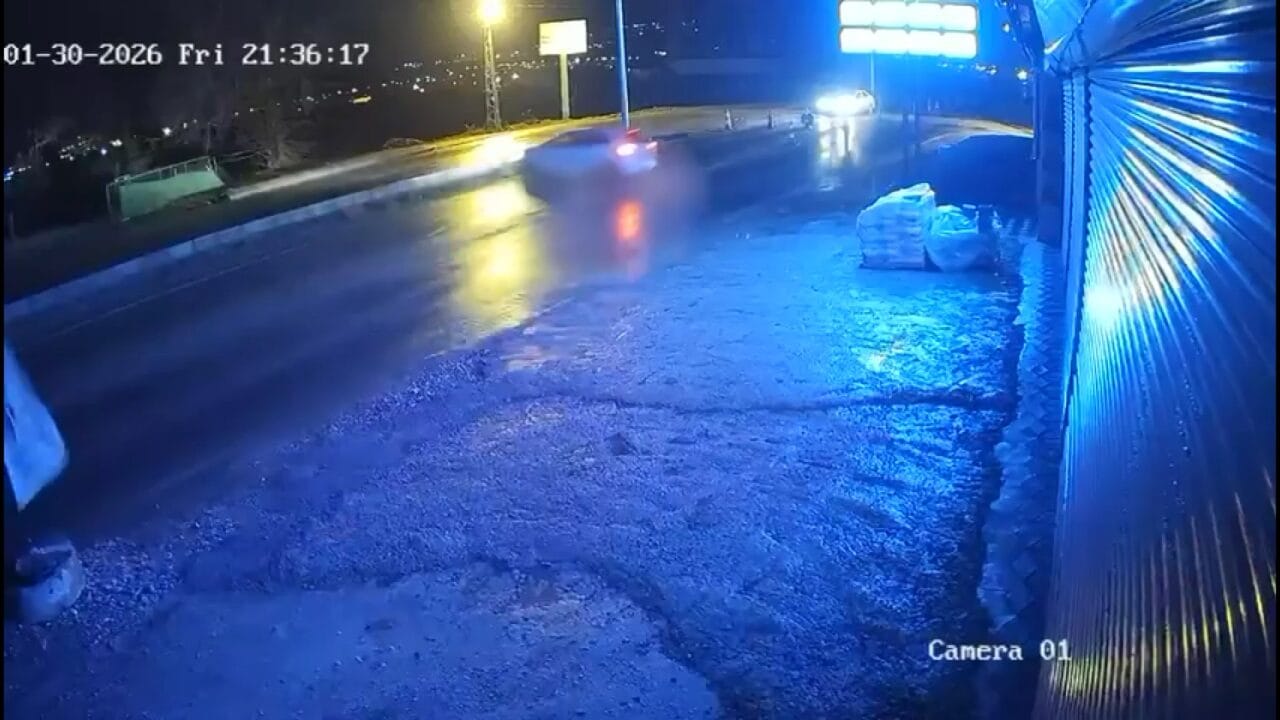 Osmaniye’nin Düziçi ilçesinde yağış nedeniyle kontrolden çıkan otomobil önce refüje