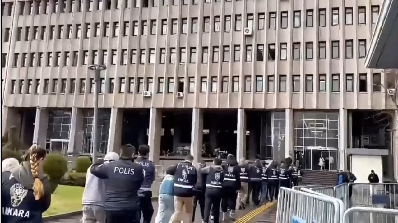 İçişleri Bakanlığı, 10 ilde düzenlenen dolandırıcılık operasyonlarında 84 şüphelinin yakalandığını