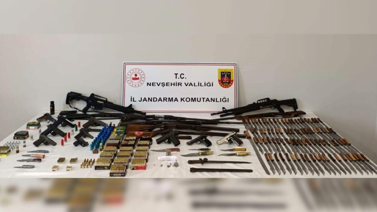 Jandarma Genel Komutanlığı’nın 27 ilde düzenlediği operasyonlarda silah kaçakçılarına darbe