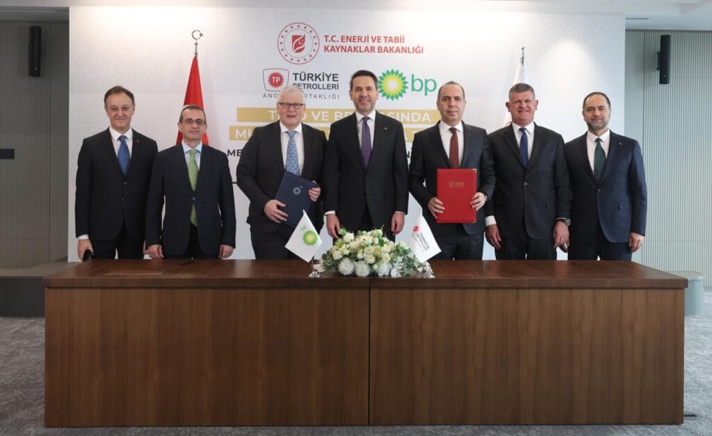 TPAO ile BP arasında petrol ve doğal gaz alanında mutabakat zaptı imzalandı. Bakan Bayraktar, Irak ve Kerkük sahalarının öncelikli olduğunu açıkladı.