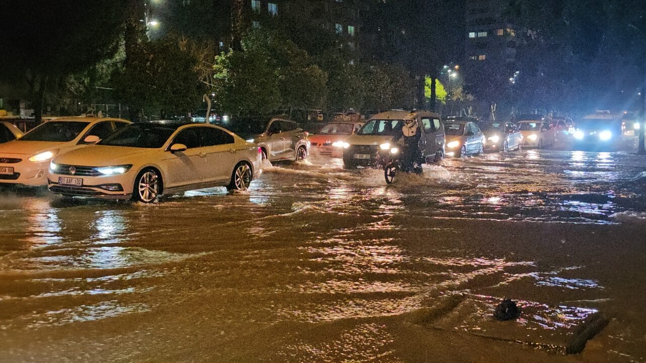 Meteoroloji’nin sarı kodlu uyarısının ardından Adana’da etkili olan sağanak yağış