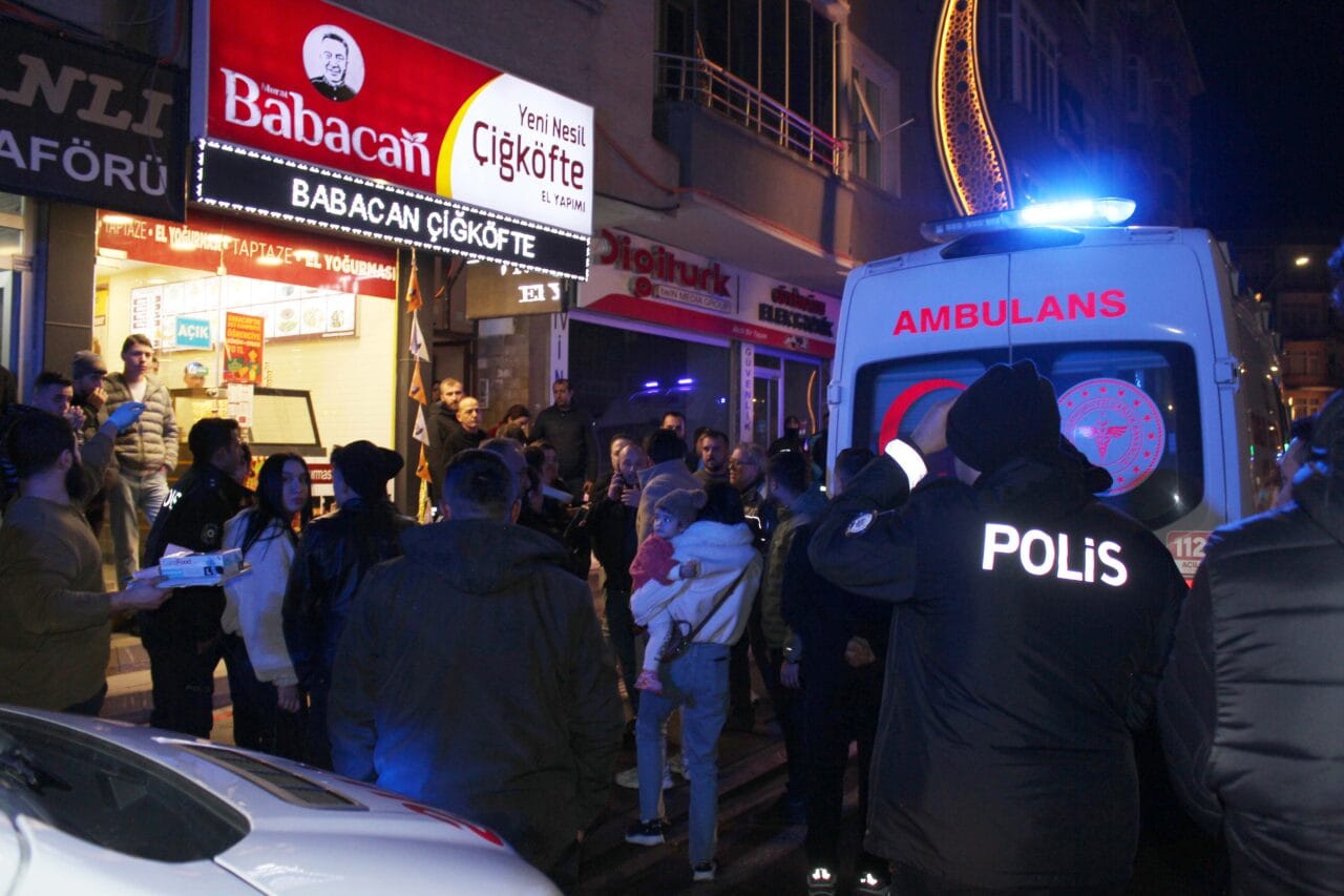 Aksaray’da silah sesleri üzerine bir eve giren polis ekipleri, 3