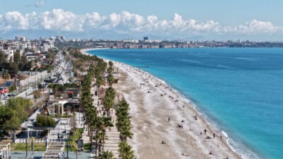 Antalya’da yağışlı haftanın ardından güneşli hava etkili oldu. 17 derece
