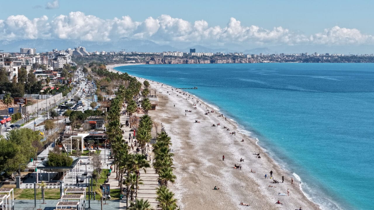Antalya’da yağışlı haftanın ardından güneşli hava etkili oldu. 17 derece