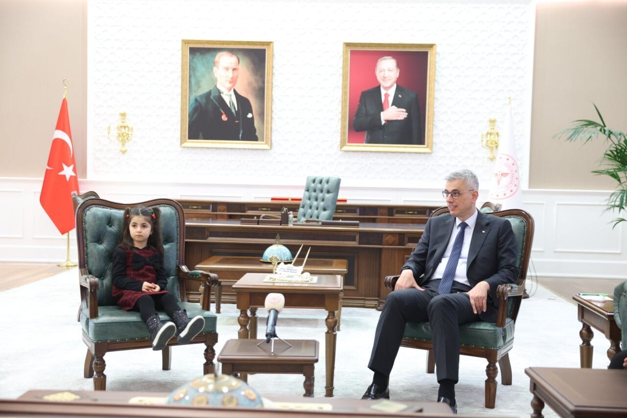 Sağlık Bakanı Kemal Memişoğlu, ‘9 Şubat Sigarayı Bırakma Günü’ kapsamında, sağlık elçisi ilan ettiği Doğa ve sigarayı bırakan dedesiyle Sağlık Bakanlığı’nda bir araya geldi.