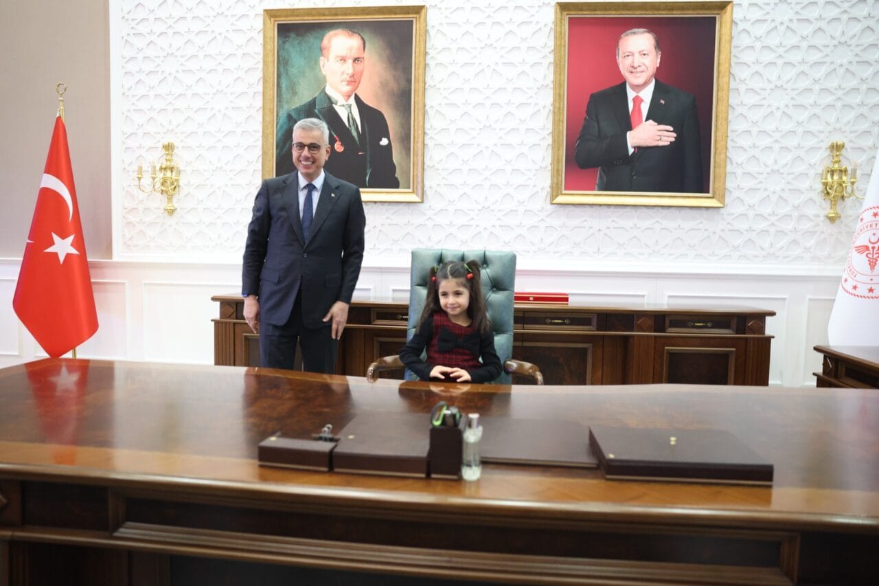 Sağlık Bakanı Kemal Memişoğlu, ‘9 Şubat Sigarayı Bırakma Günü’ kapsamında, sağlık elçisi ilan ettiği Doğa ve sigarayı bırakan dedesiyle Sağlık Bakanlığı’nda bir araya geldi.