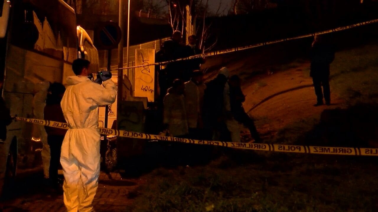 Bayrampaşa'da Sağmalcılar Viyadüğü yakınındaki yeşil alanda, kimliği belirsiz bir erkek