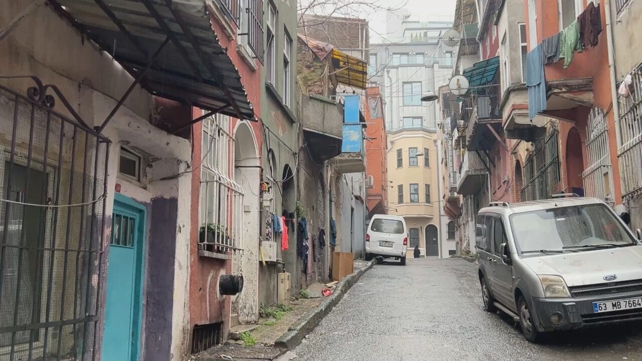 Beyoğlu’nda 6 aylık bebek öldü; anne ve bakıcı tutuklandı Beyoğlu’nda 6 aylık Melisa D., yüksek ateş nedeniyle kaldırıldığı hastanede