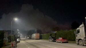 Bursa’nın Osmangazi ilçesinde bir tekstil fabrikasının deposunda çıkan yangın, itfaiye