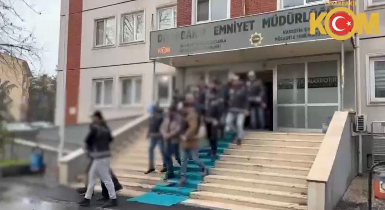 Diyarbakır’ın Bağlar ilçesinde galericilik adı altında tefecilik yaptıkları belirlenen şüphelilere