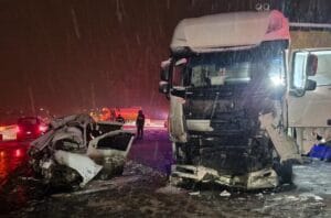 Erzurum-Tortum kara yolunda cip ile TIR’ın kafa kafaya çarpıştığı feci