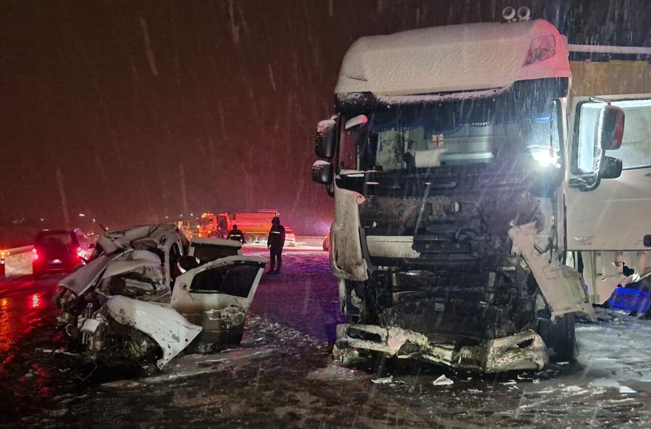 Erzurum-Tortum kara yolunda cip ile TIR’ın kafa kafaya çarpıştığı feci