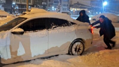Erzurum’da gece başlayan yoğun kar yağışı hayatı olumsuz etkiledi, kar