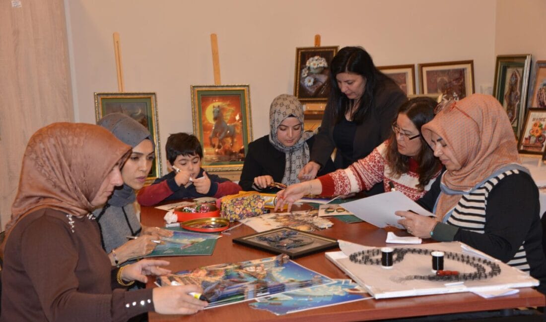 Erzurumlu Kadınlar Kadim Ellerle Üretiyor Erzurum’da el sanatları eğitmeni Elif Küçükkaya ve 20 kadının kurduğu