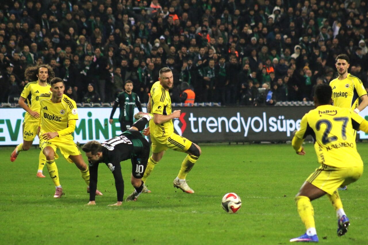 Fenerbahçe Kocaeli’de Kazandı: 0-2 Fenerbahçe, Süper Lig’in 20’nci haftasında deplasmanda Kocaelispor’u Asensio ve Nene’nin