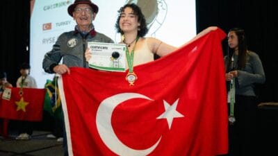 Hatay’ın Dörtyol ilçesinde yaşayan 17 yaşındaki Ayşe Naz Kara, ABD’de