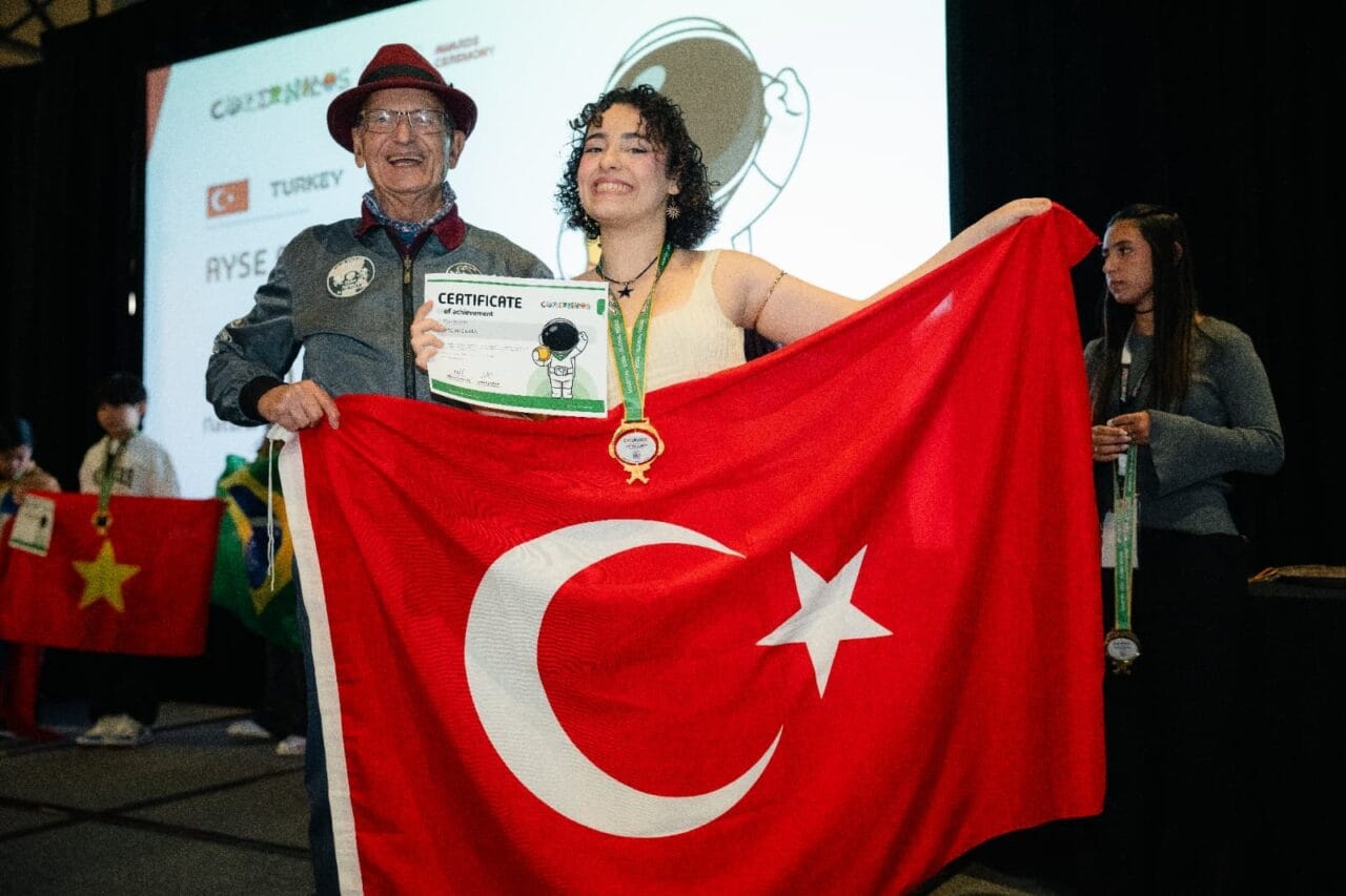 Hatay’ın Dörtyol ilçesinde yaşayan 17 yaşındaki Ayşe Naz Kara, ABD’de