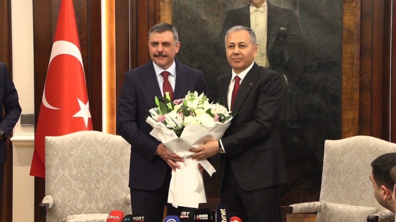 İçişleri’nde Devir Teslim: Çiftçi Göreve Başladı Cumhurbaşkanı Erdoğan’ın imzasıyla İçişleri Bakanlığı görevine atanan Mustafa Çiftçi, düzenlenen