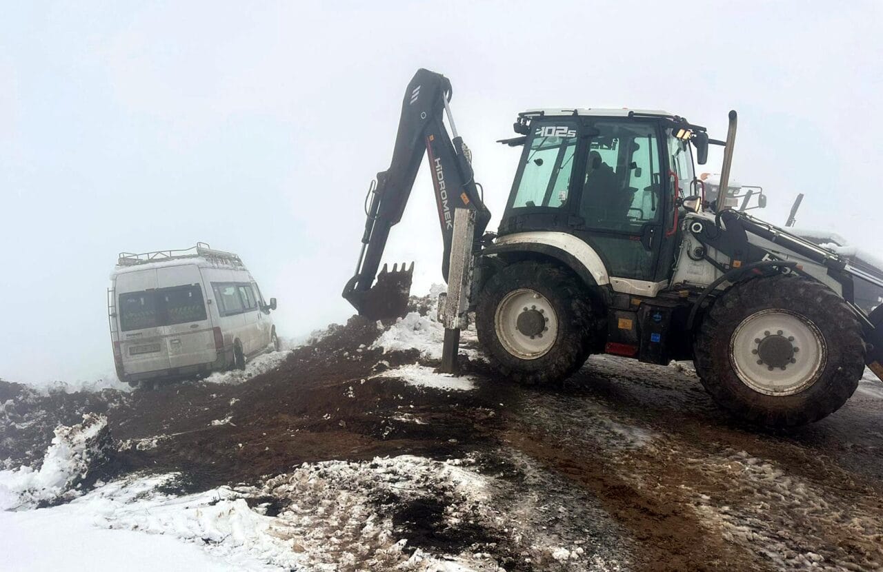 Iğdır’da etkili olan yoğun kar yağışı hayatı olumsuz etkiledi. 57