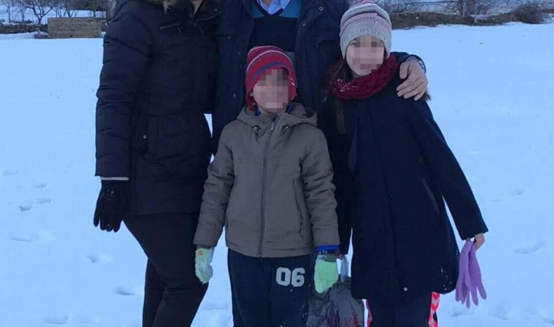 İzmir’in Kiraz ilçesinde park halindeki TIR’dan düşen saman balyalarının altında